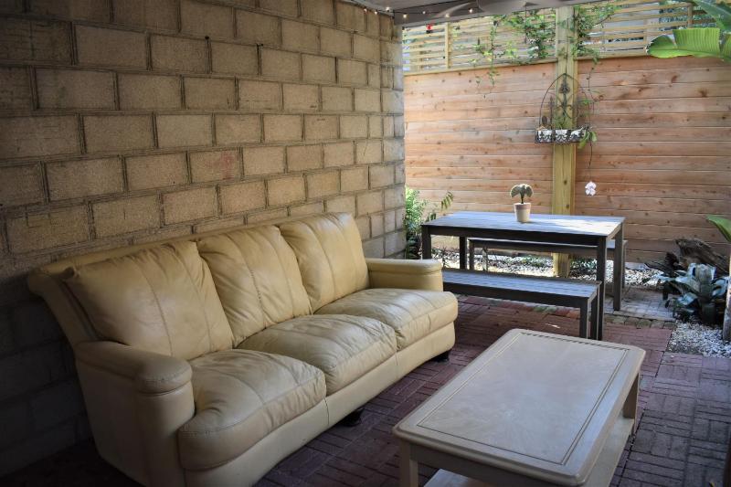 Romantic Secret Garden - Marble Floors & Bath DT Just 2 Blocks Beach Only 3 Miles - image 17
