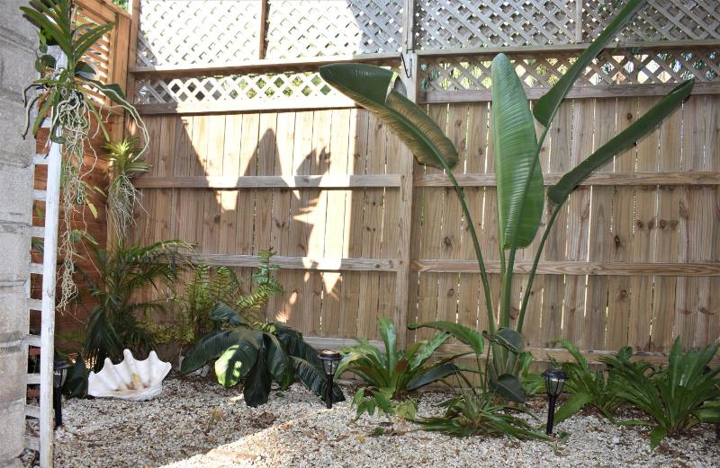 Romantic Secret Garden - Marble Floors & Bath DT Just 2 Blocks Beach Only 3 Miles - image 16