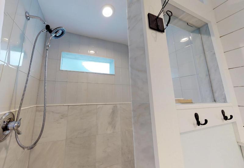 Romantic Secret Garden - Marble Floors & Bath DT Just 2 Blocks Beach Only 3 Miles - image 31