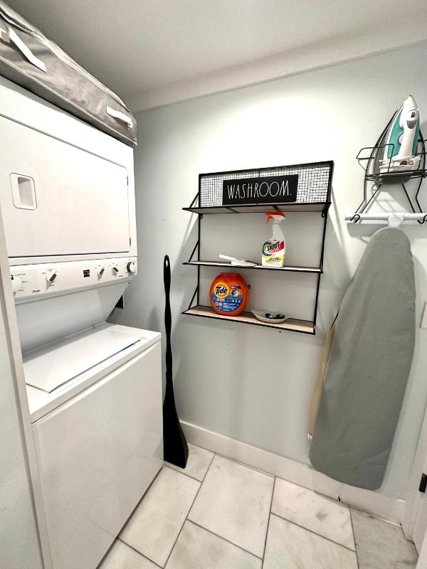 Romantic Secret Garden - Marble Floors & Bath DT Just 2 Blocks Beach Only 3 Miles - image 23
