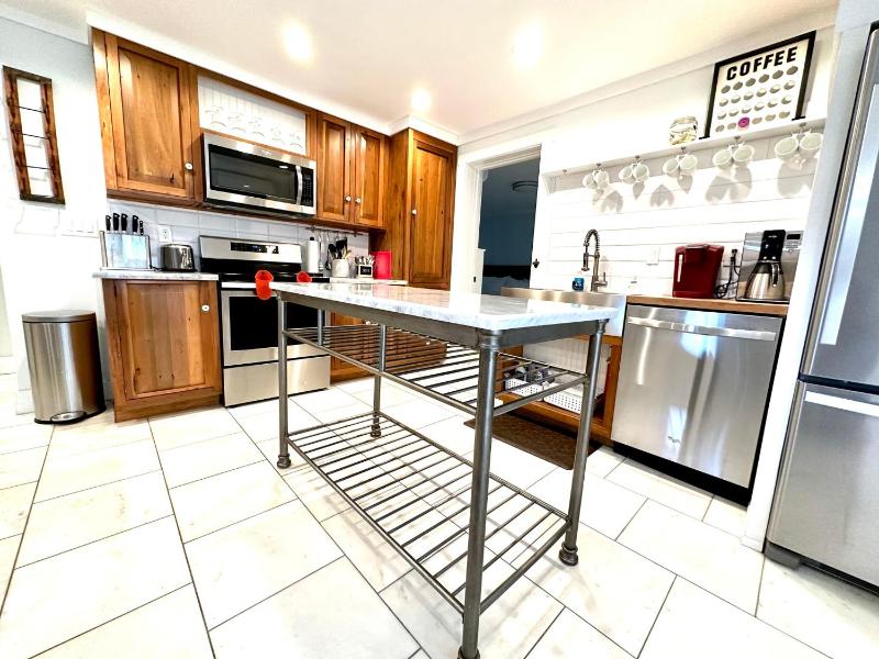 Romantic Secret Garden - Marble Floors & Bath DT Just 2 Blocks Beach Only 3 Miles - image 11