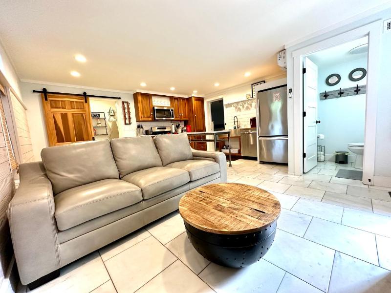 Romantic Secret Garden - Marble Floors & Bath DT Just 2 Blocks Beach Only 3 Miles - image 4