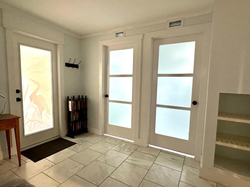 Romantic Secret Garden - Marble Floors & Bath DT Just 2 Blocks Beach Only 3 Miles - image 7