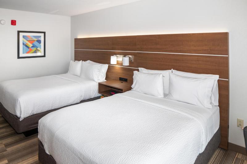 Standard Room with Two Queen Beds image 4