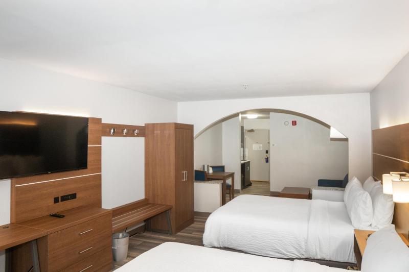 Queen Suite with Two Queen Beds image 4