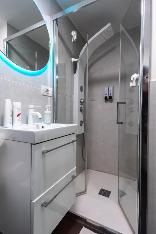 Budget Double Room image 3