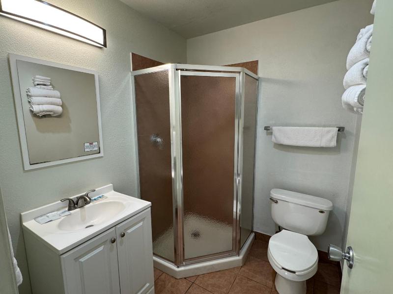 Queen Room - Non-Smoking image 4