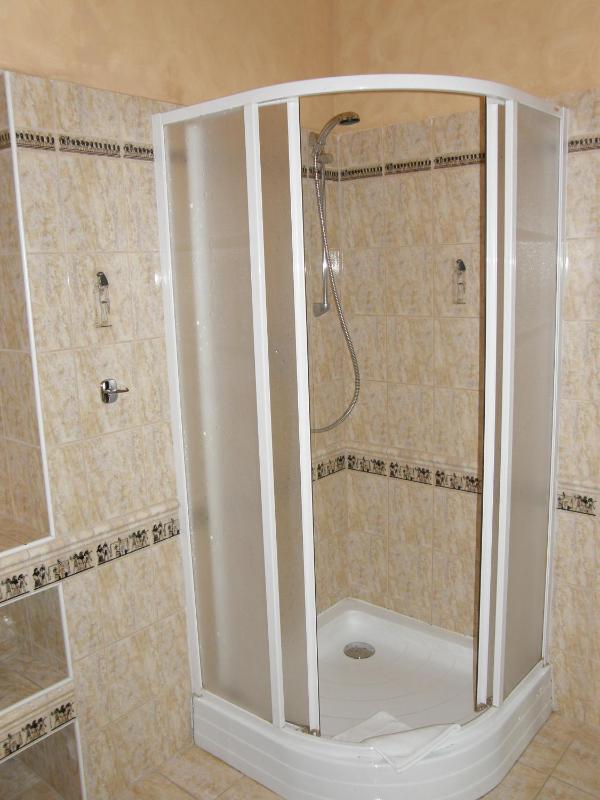 Basic Double or Twin Room image 3
