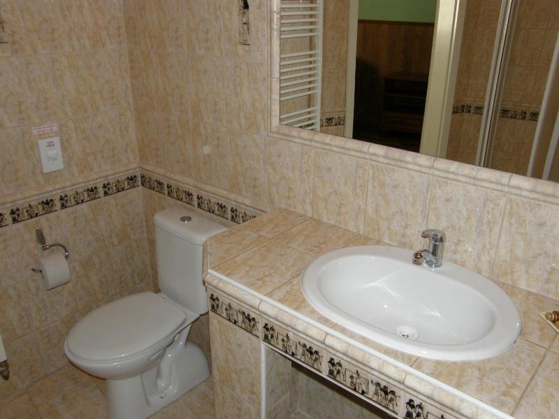 Basic Double or Twin Room image 2