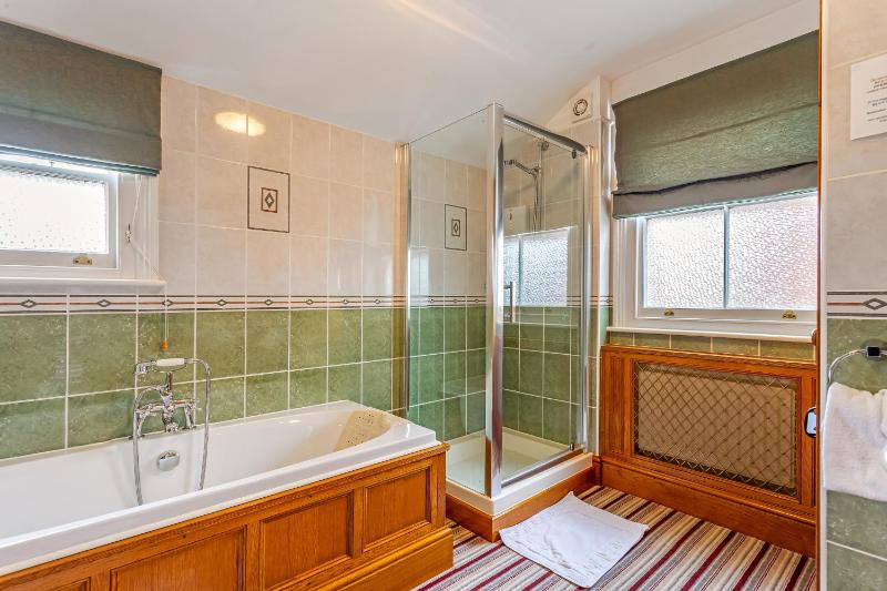 Single Room with Shared Shower and Toilet image 1