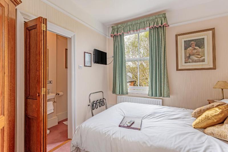 Single Room with Shower image 1