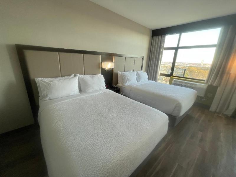 Standard Queen Room image 3