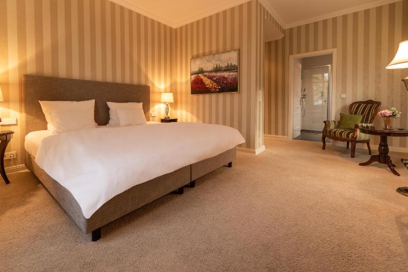 Deluxe Double Room image 3