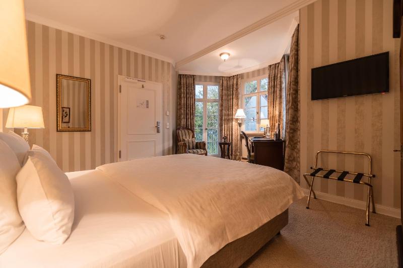 Deluxe Double Room image 3