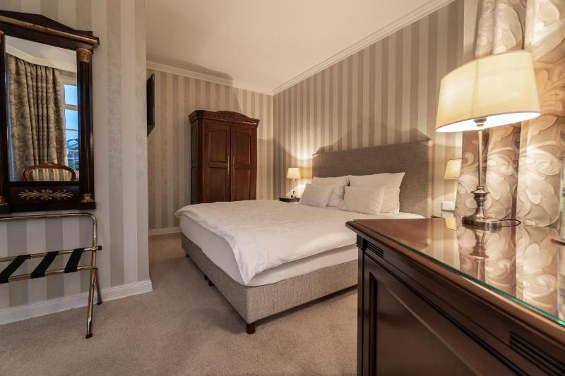 Deluxe Double Room image 4
