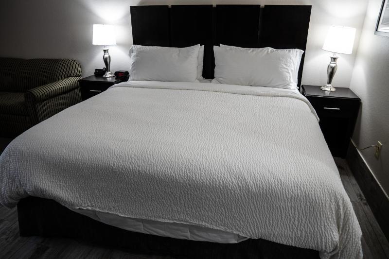 Standard King Room image 3