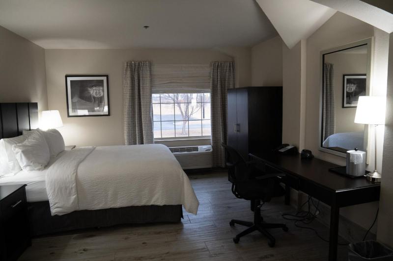Standard King Room image 1