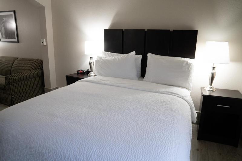 Double Room - Mobility Access with Roll-in Shower image 4