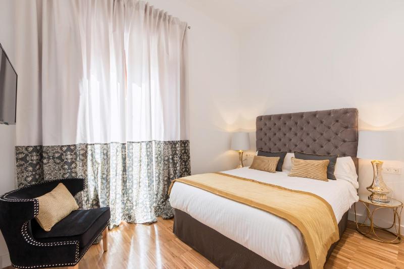 Superior One-Bedroom  Apartment with Alhambra view image 4