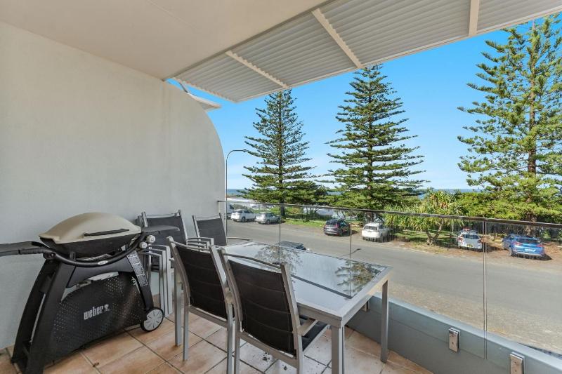LA Ronde 4 - Beachfront Apartment Steps from Pippi Beach - Holiday Yamba - image 17