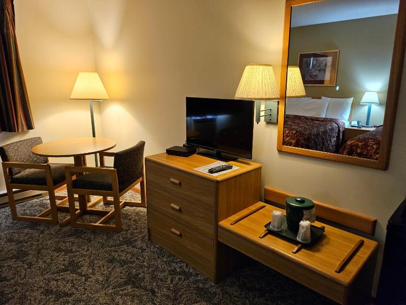 Queen Room image 2
