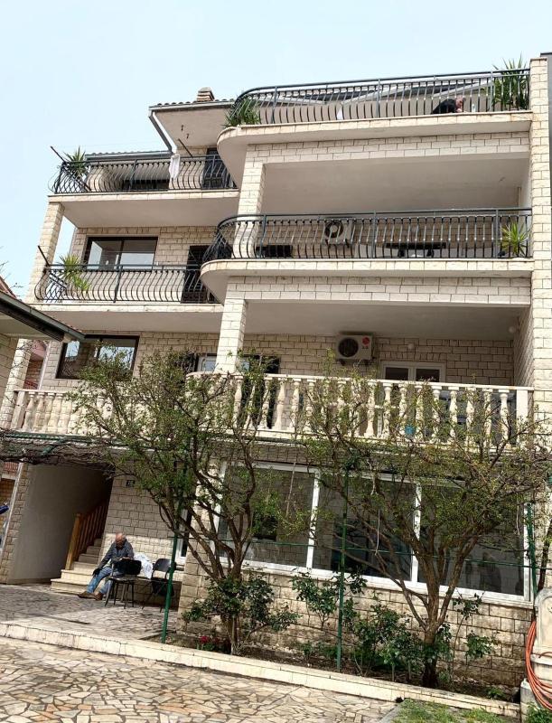 Apartments with hot tub Podstrana Split - 23706 - image 1