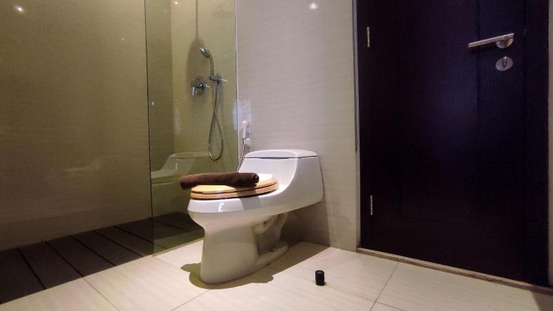 Apartment 3BR with River View in City Center at Sumatra36 Surabaya By Travelio - image 3