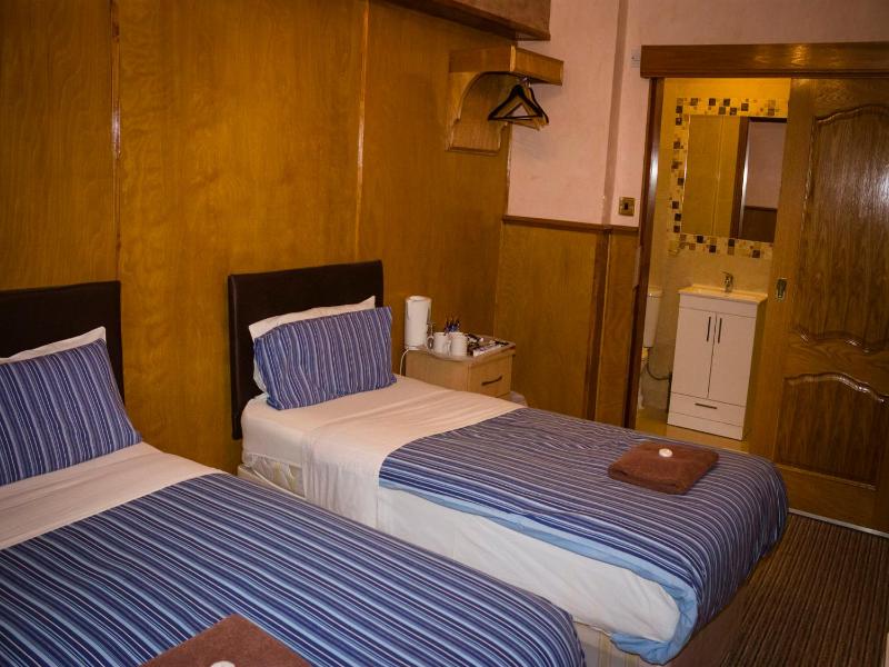 Twin Room image 2