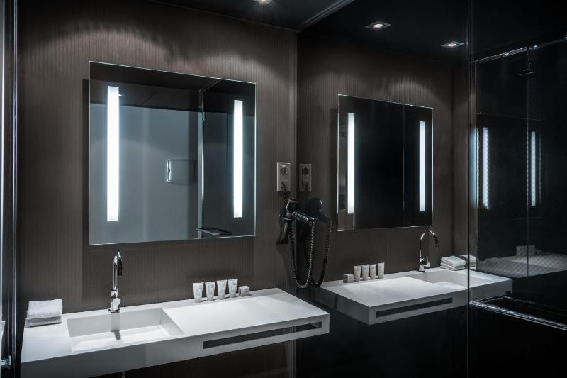 Standard King Room image 3