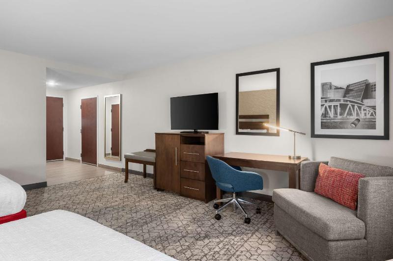 Queen Room with Two Queen Beds (4 Adults) image 4