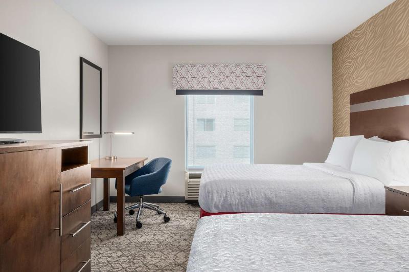 Queen Room with Two Queen Beds (4 Adults) image 3