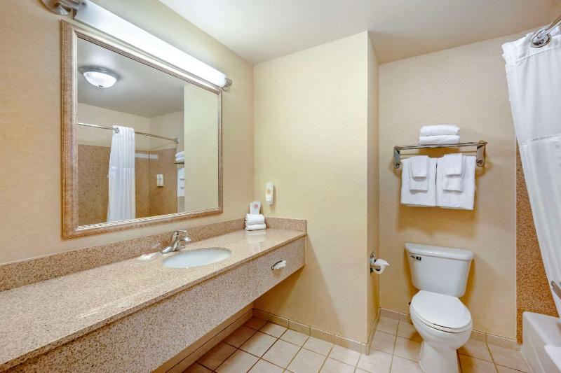 Queen Room with Two Queen Beds - Non-Smoking image 2