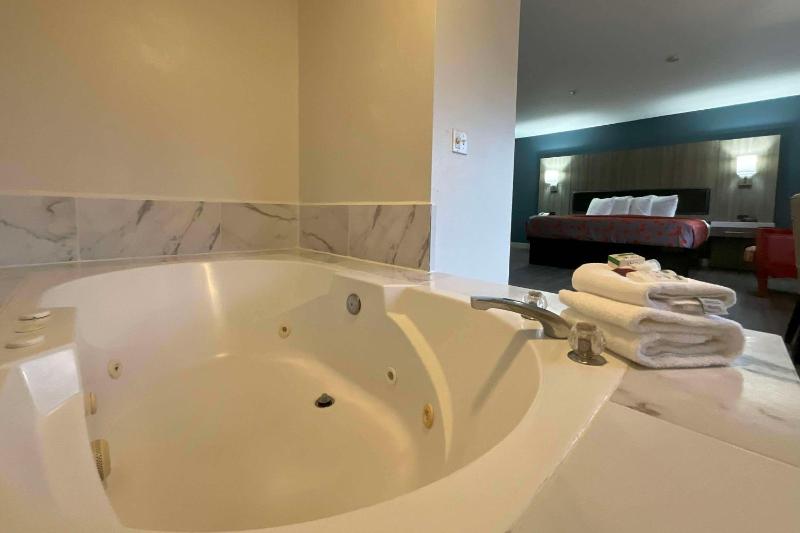 King Room with Jetted Tub - Non-Smoking image 2