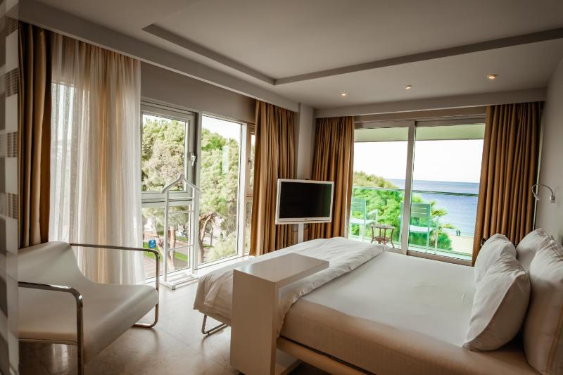 Deluxe Double Room with Sea View image 1