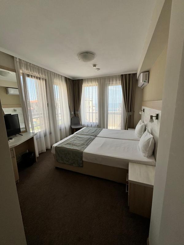 Double or Twin Room with Partial Sea View image 1