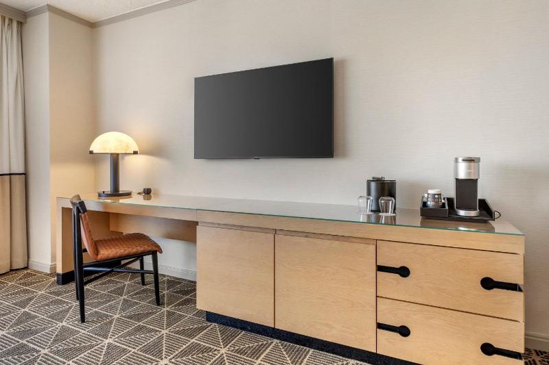 Deluxe King Room image 3