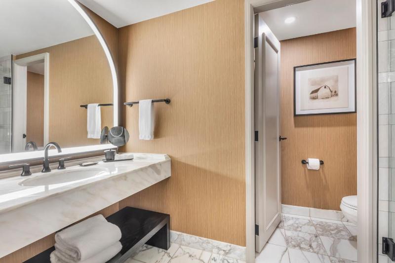 Las Colinas Suite 1 King Bed image 2