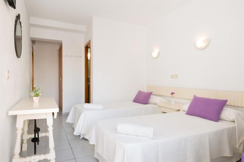 Twin Room with Balcony image 2
