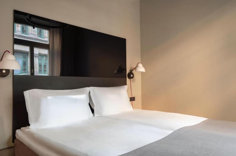 Superior King Room image 4