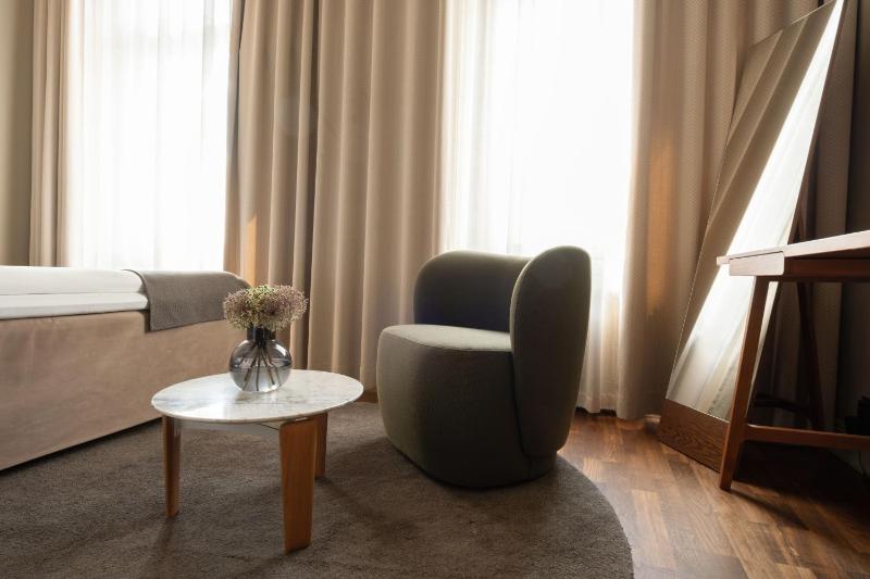 Superior King Room image 3