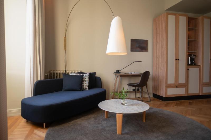 Deluxe King Room image 4