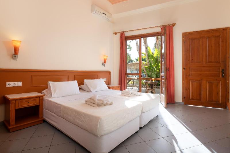 Ground Twin Room with Pool View image 1
