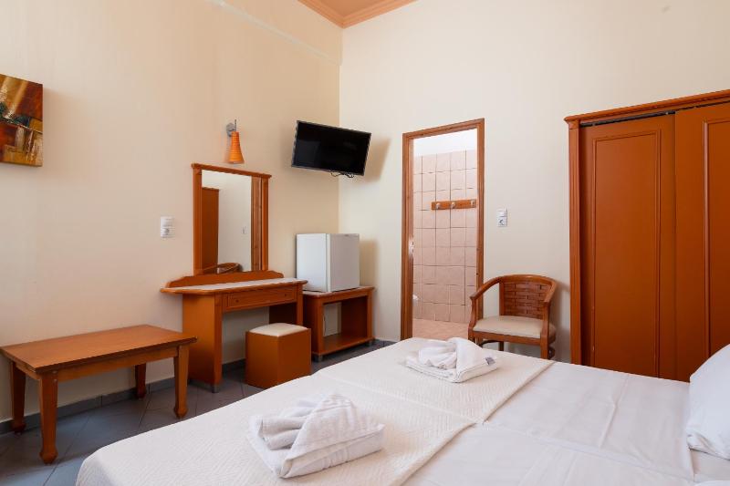 Ground Twin Room with Pool View image 4