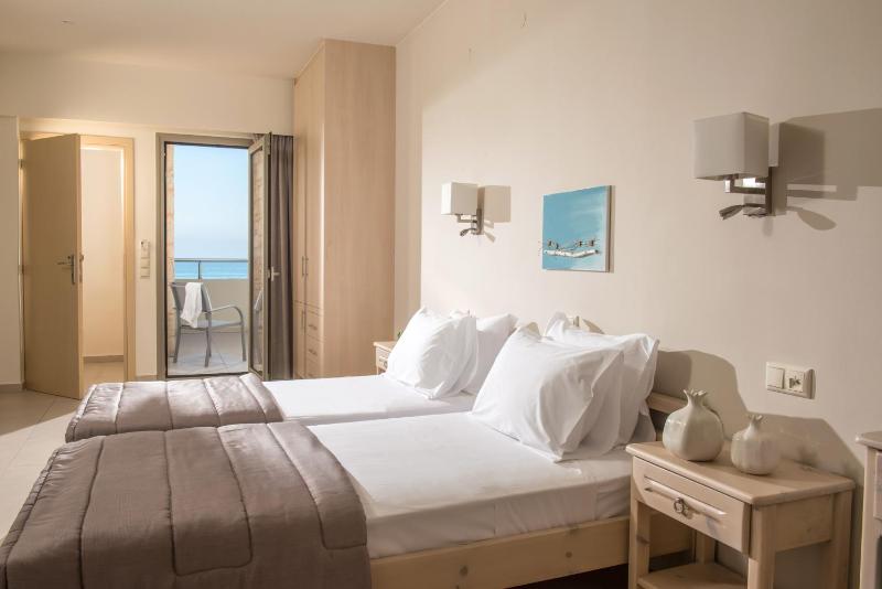 Double Room with Sea View image 4