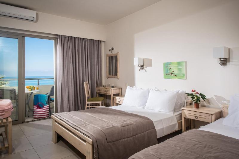Triple Room with Sea View image 4