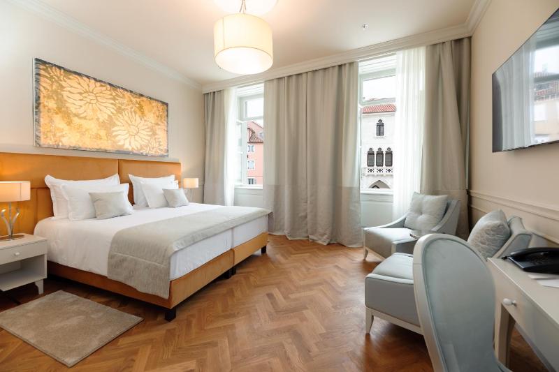 Deluxe Double or Twin Room image 1