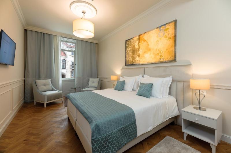 Deluxe Double or Twin Room image 4
