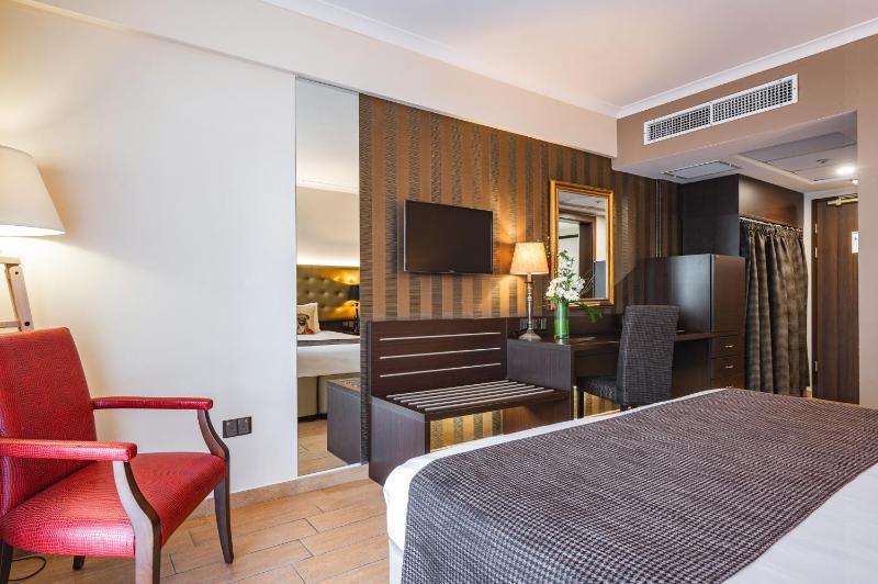Superior Twin Room image 3