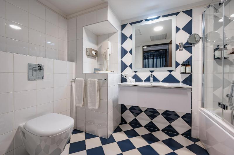 Double or Twin Room with Partial Sea View image 2