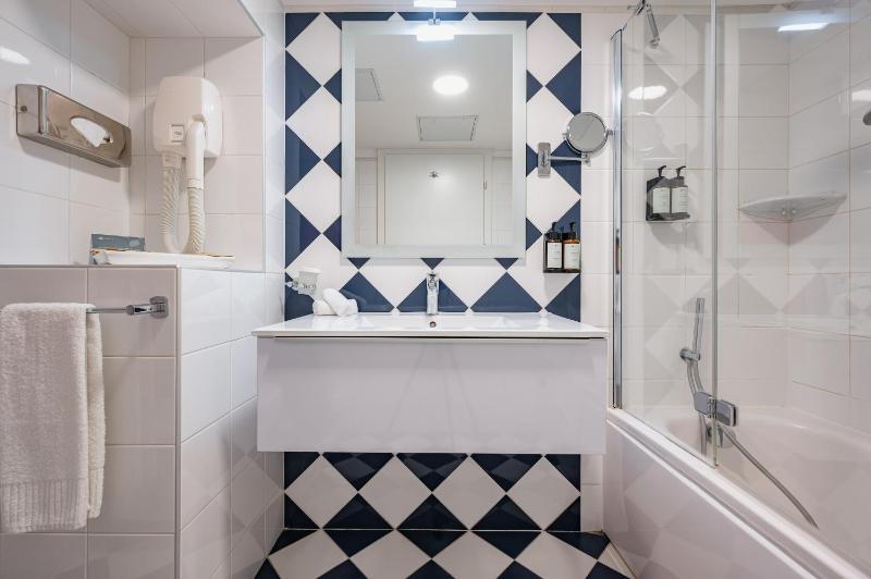 Double or Twin Room with Partial Sea View image 3